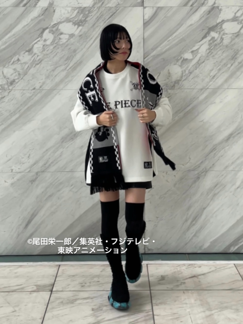 ホワイト系のTシャツ/カットソー、ブラック系のマフラーを着用したレディースの秋コーディネートの3枚目の写真