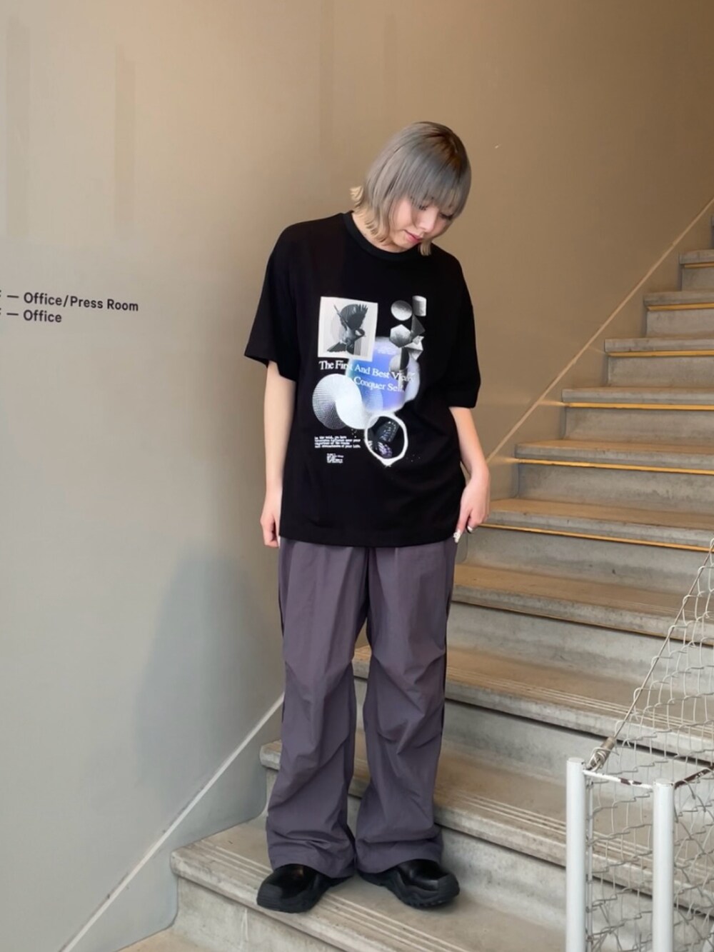 ブラック系のTシャツ/カットソー、グレー系のその他パンツを着用したレディースの春コーディネートの4枚目の写真