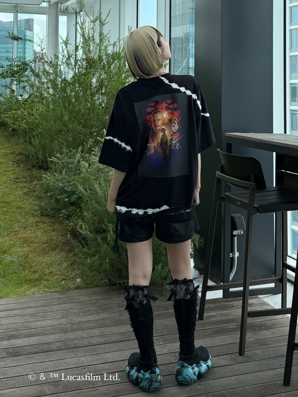 ブラック系のTシャツ/カットソーを着用したレディースの夏コーディネートの2枚目の写真