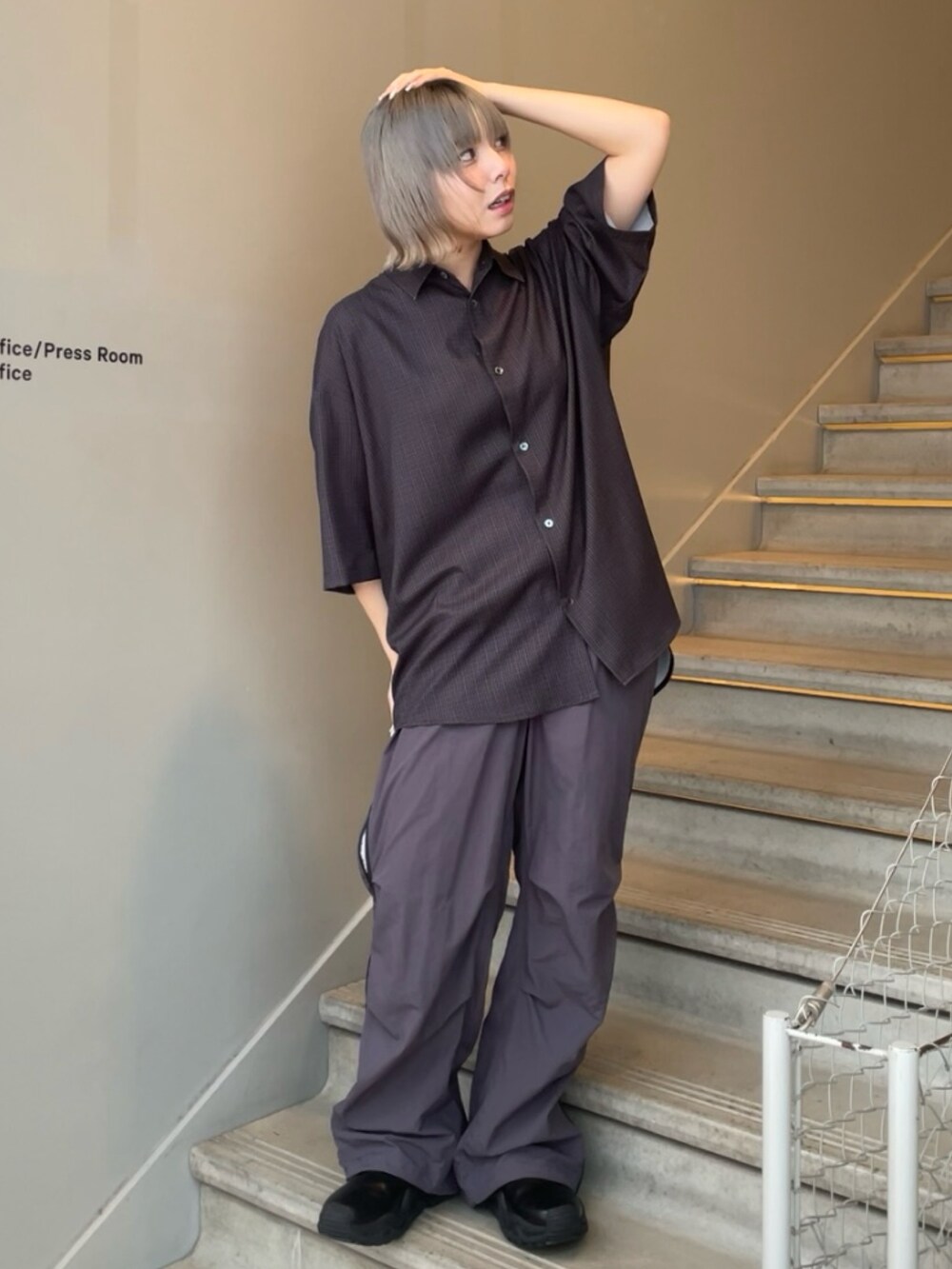 ブラック系のシャツ/ブラウス、グレー系のその他パンツを着用したレディースの春コーディネートの4枚目の写真