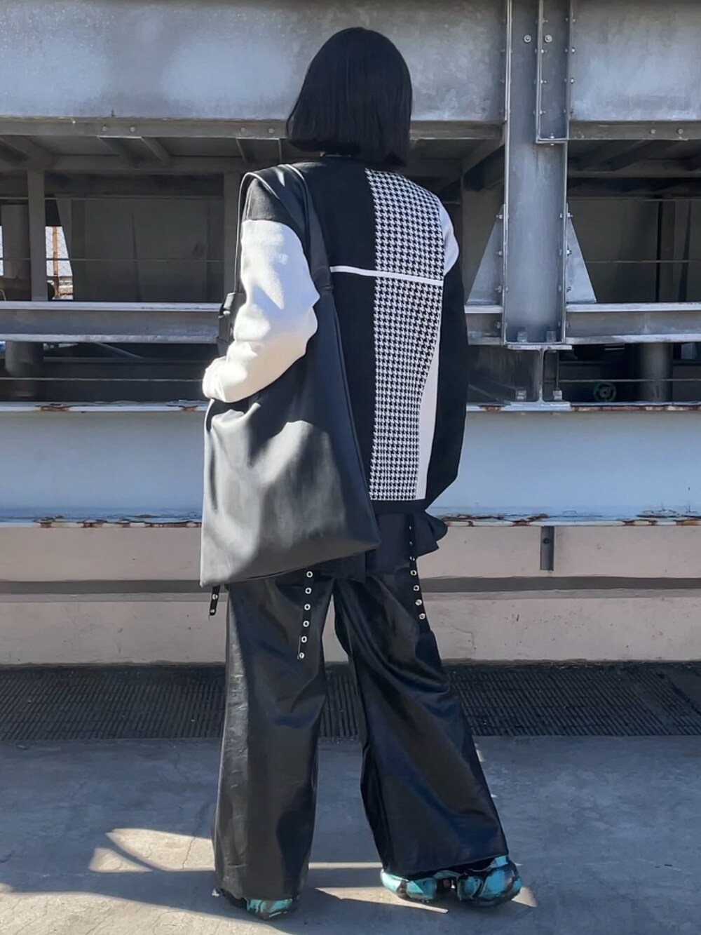 ブラック系のニット/セーター、ブラック系のショルダーバッグを着用したレディースの冬コーディネートの4枚目の写真