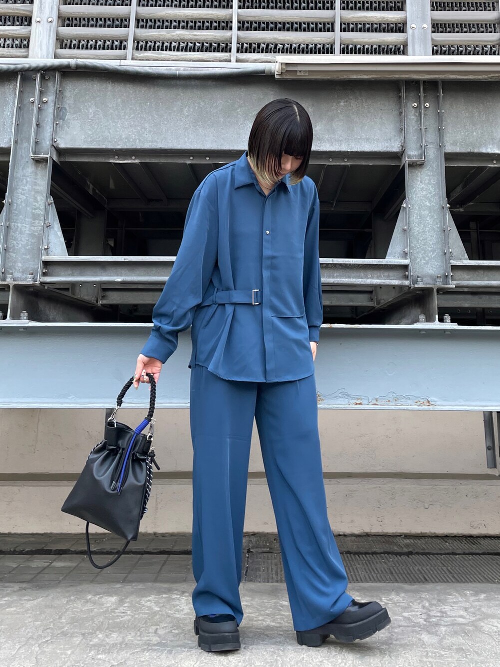 ブルー系のシャツ/ブラウス、ブルー系のその他パンツ、ブラック系のショルダーバッグを着用したレディースの春コーディネートの3枚目の写真