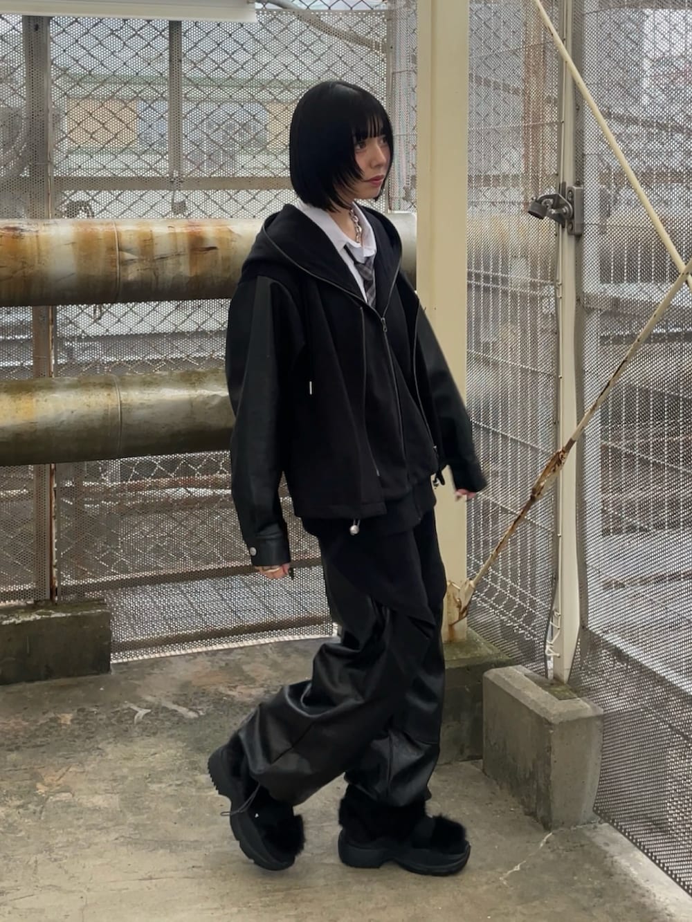 ブラック系のパーカー、ブラック系のその他パンツを着用したレディースの秋コーディネートの2枚目の写真