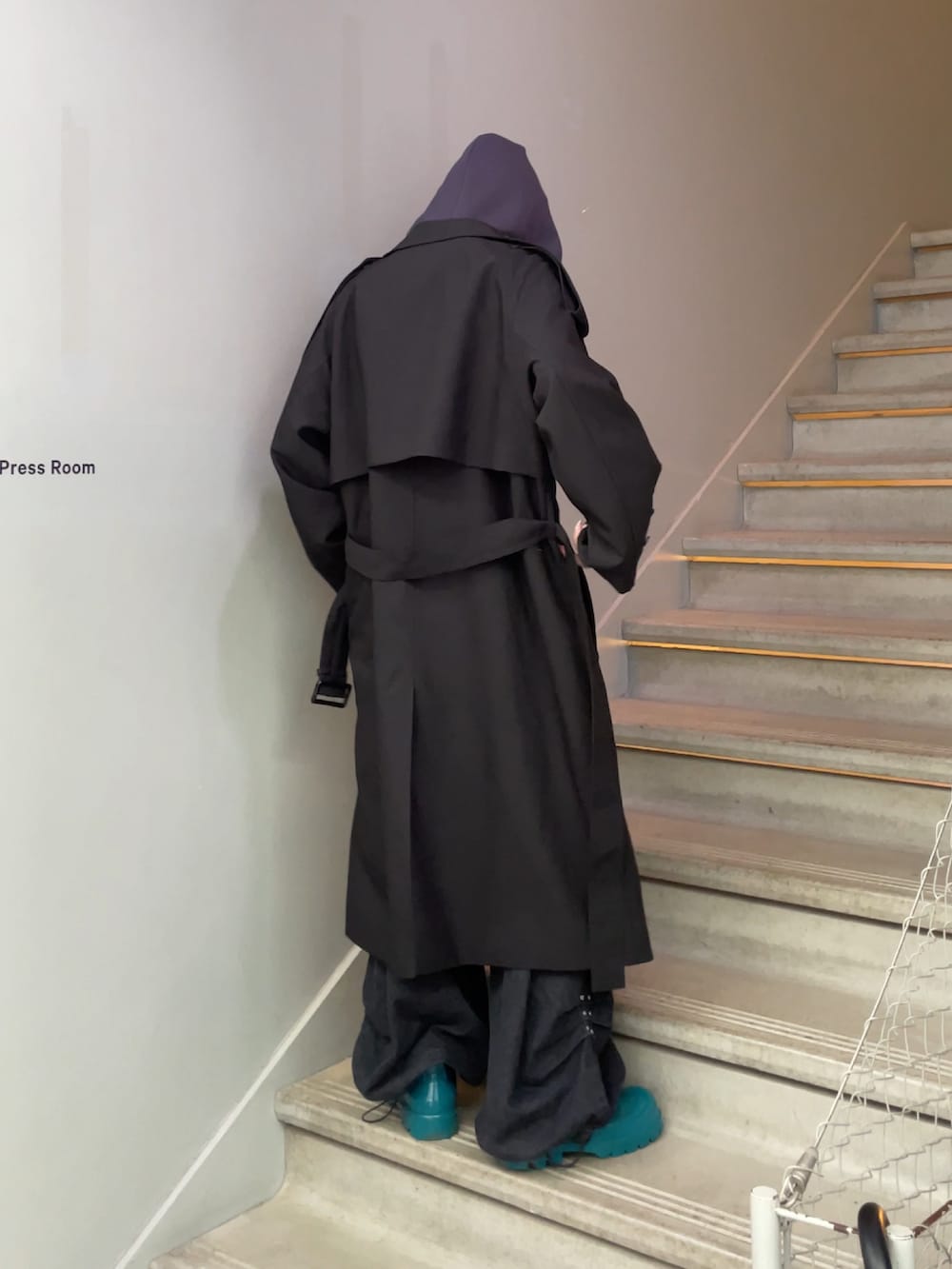 ブラック系のトレンチコート、ブラック系のトレンチコートを着用したレディースの秋コーディネートの3枚目の写真