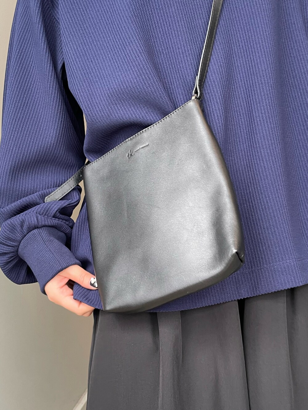 ブルー系のTシャツ/カットソー、ブラック系のショルダーバッグ、ブラック系のその他パンツを着用したレディースの夏コーディネートの4枚目の写真