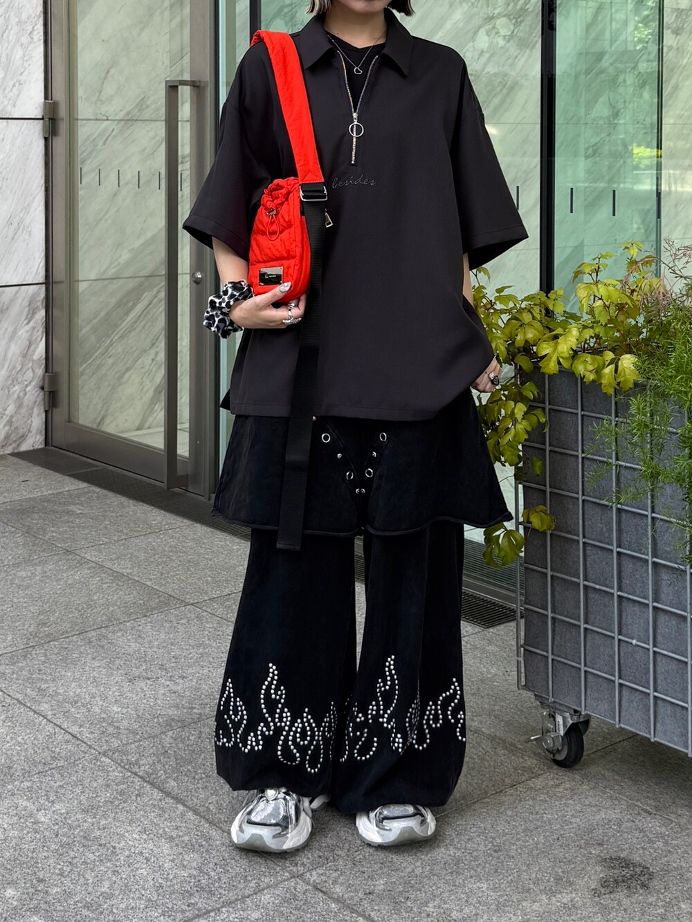 グレー系のシャツ/ブラウス、オレンジ系のショルダーバッグ、ブラック系のその他パンツを着用したレディースの夏コーディネートの2枚目の写真