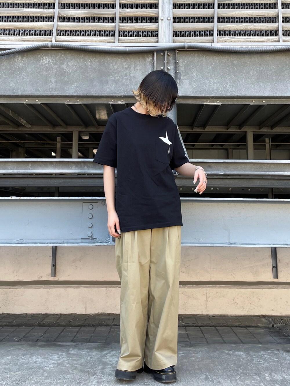 ブラック系のTシャツ/カットソー、ベージュ系のその他パンツを着用したレディースの春コーディネートの2枚目の写真