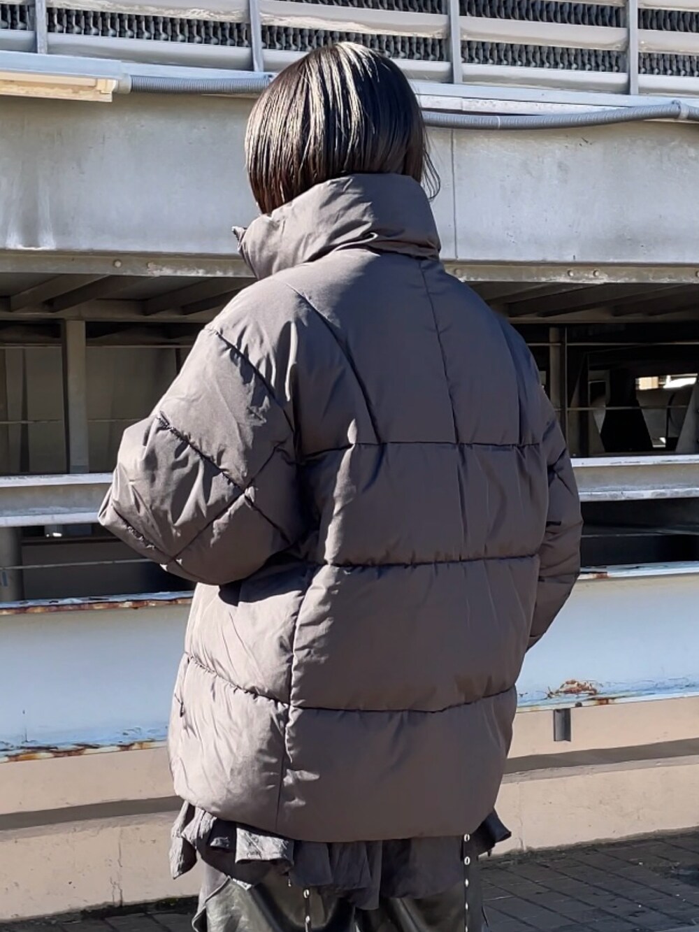 ブラック系のブルゾン、ブラック系のブルゾンを着用したレディースの冬コーディネートの3枚目の写真