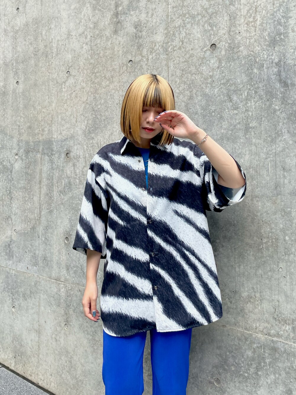 ブラック系のシャツ/ブラウスを着用したレディースの夏コーディネートの3枚目の写真