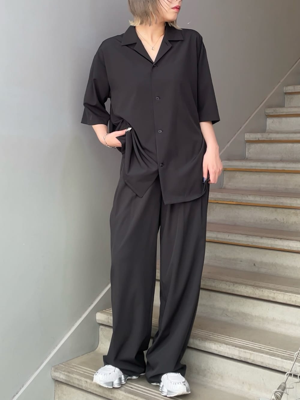 ブラック系のセットアップを着用したレディースの春コーディネートの2枚目の写真