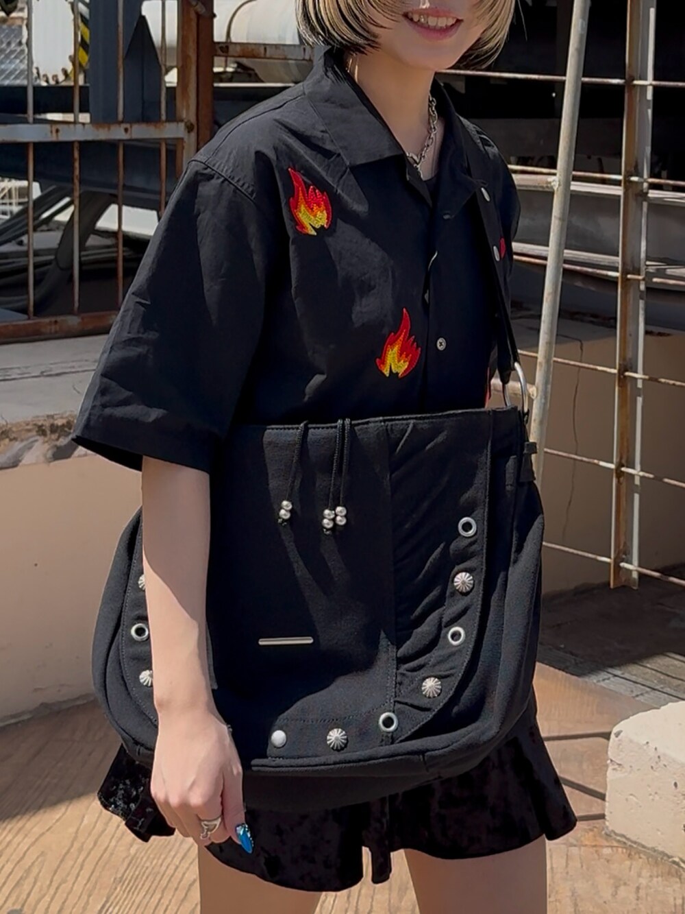 ブラック系のシャツ/ブラウス、ブラック系のショルダーバッグを着用したレディースの春コーディネートの3枚目の写真