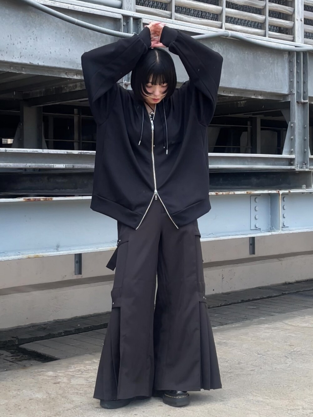 ブラック系のパーカーを着用したレディースの秋コーディネートの2枚目の写真