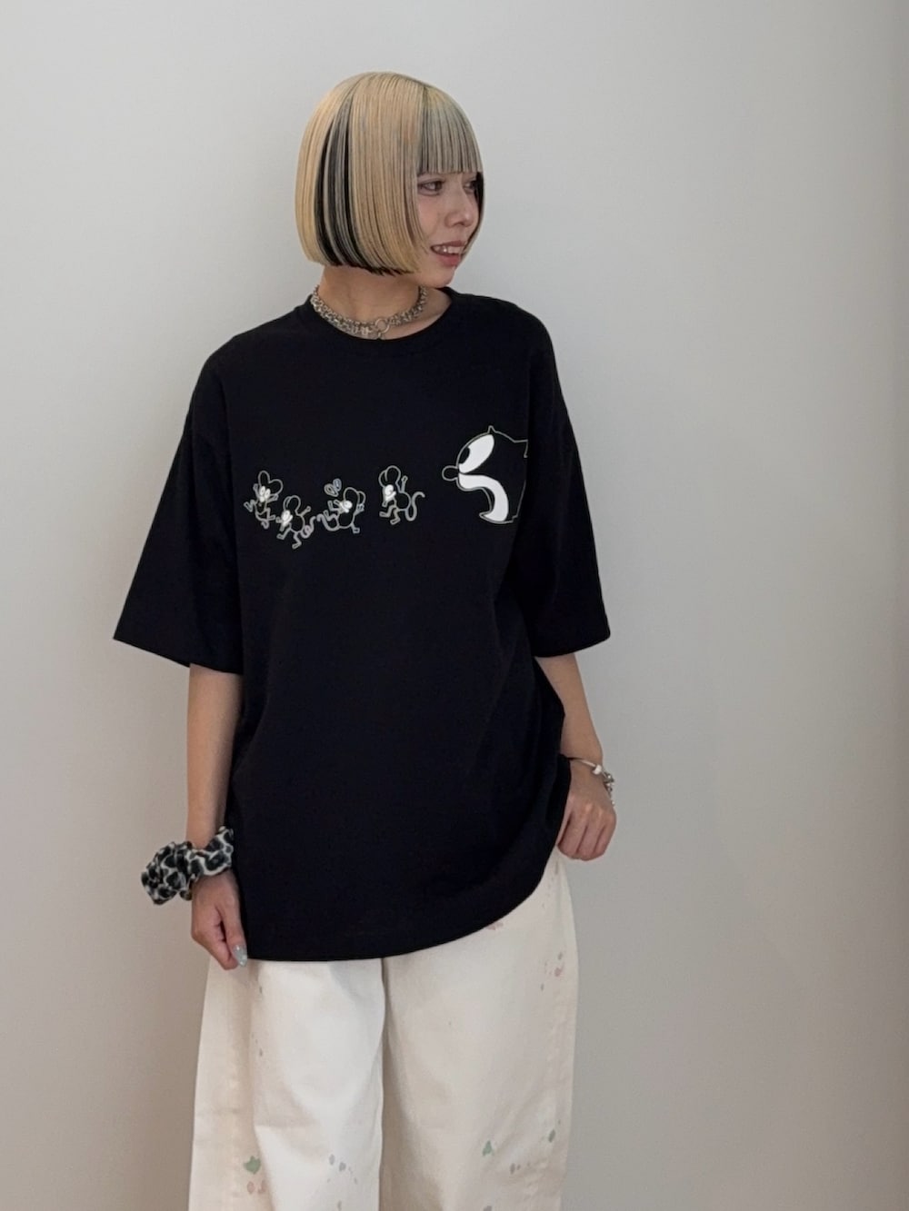 ブラック系のTシャツ/カットソー、ホワイト系のその他パンツを着用したレディースの夏コーディネートの3枚目の写真