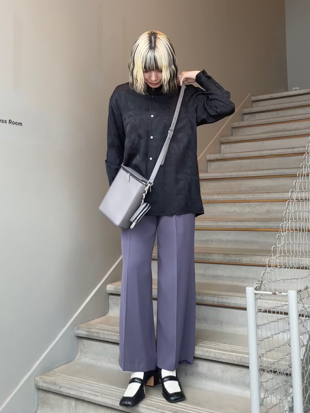 ブラック系のシャツ/ブラウス、グレー系のショルダーバッグ、パープル系のその他パンツを着用したレディースの秋コーディネートの2枚目の写真