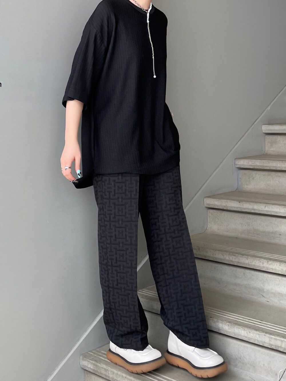 ブラック系のTシャツ/カットソーを着用したレディースの春コーディネートの2枚目の写真