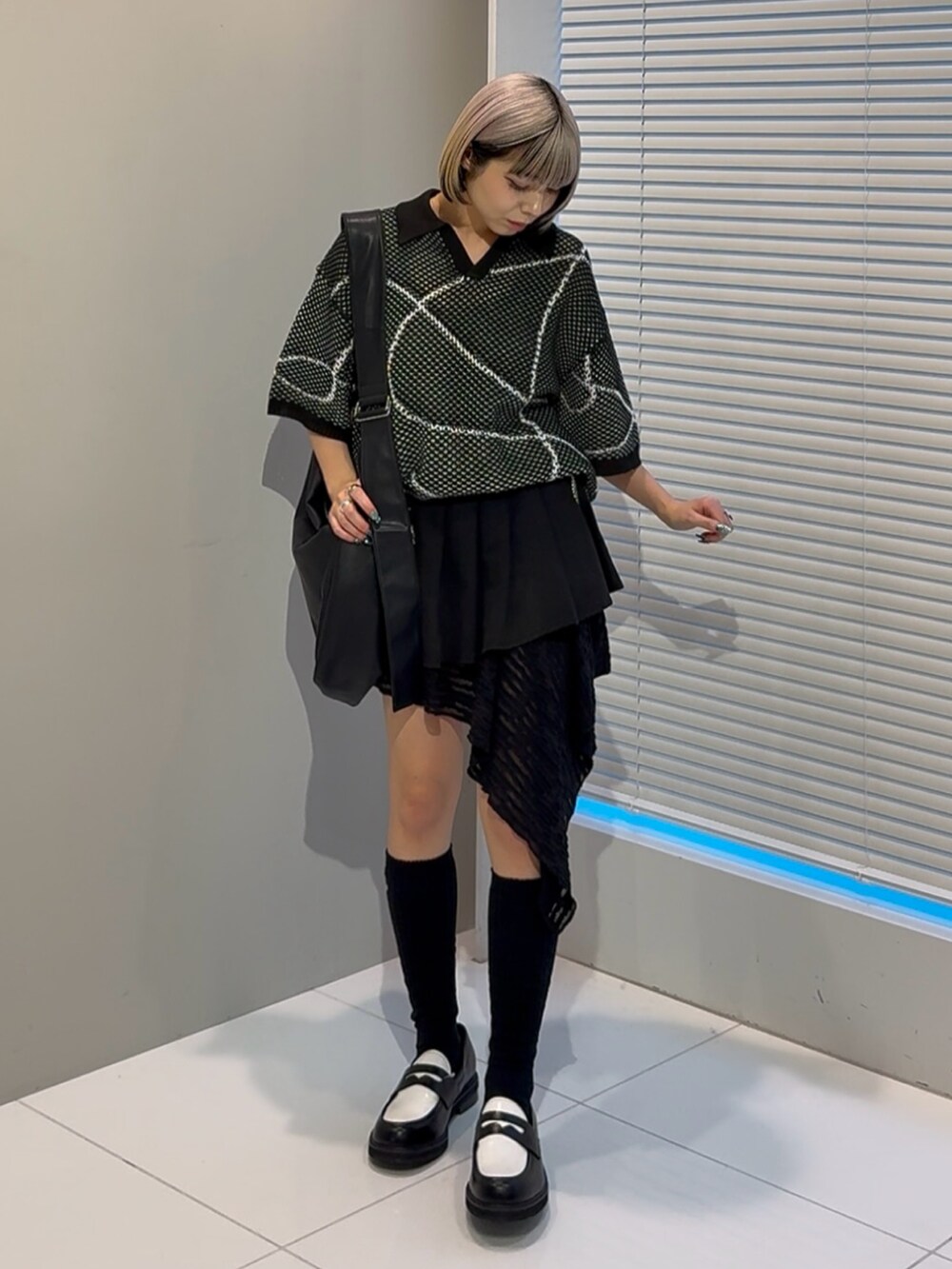 ブラック系のニット/セーター、ブラック系のショルダーバッグ、ブラック系のその他シューズを着用したレディースの春コーディネートの2枚目の写真