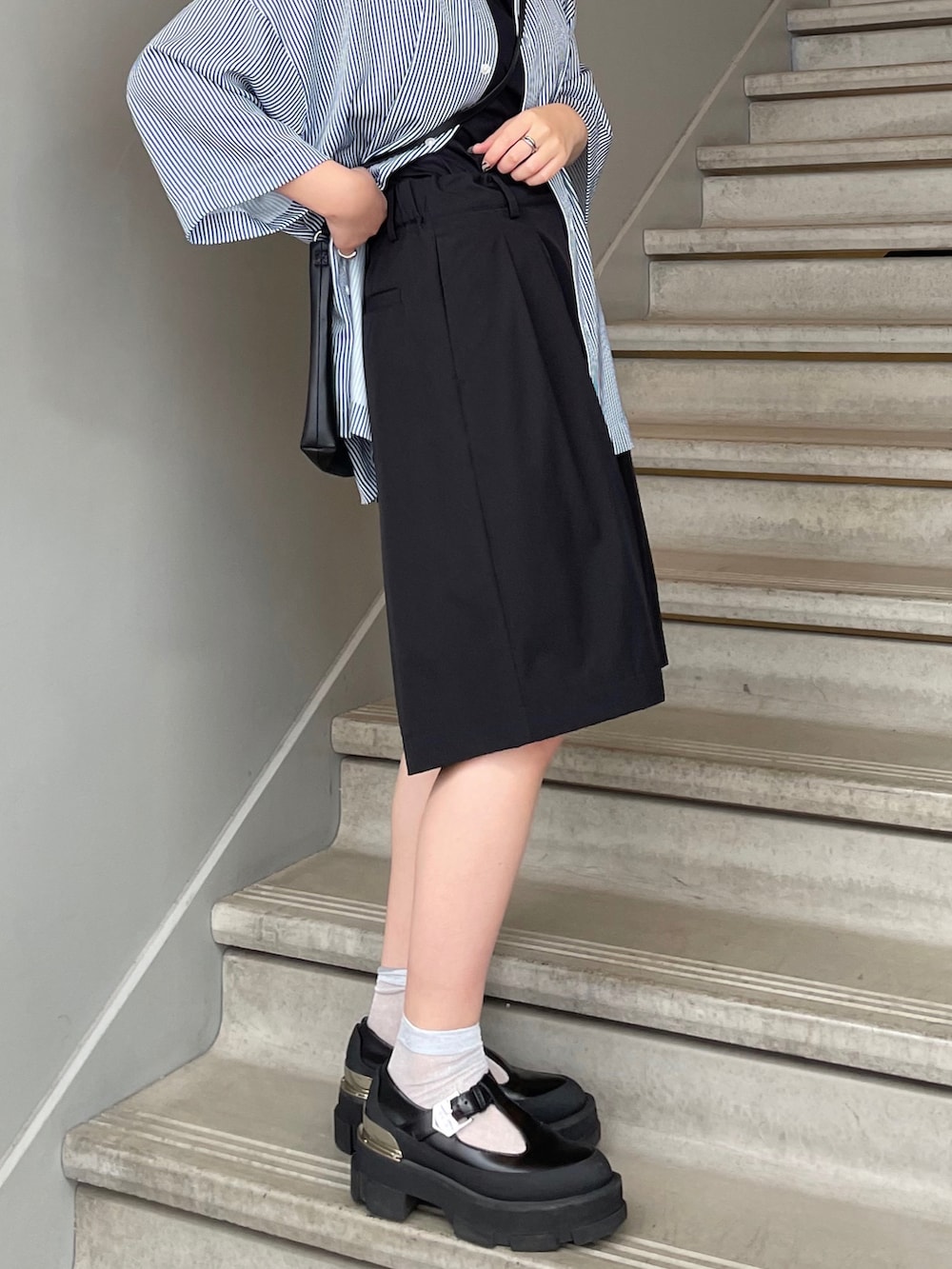 ブルー系のシャツ/ブラウス、ブラック系のショルダーバッグ、ブラック系のその他パンツを着用したレディースの夏コーディネートの4枚目の写真