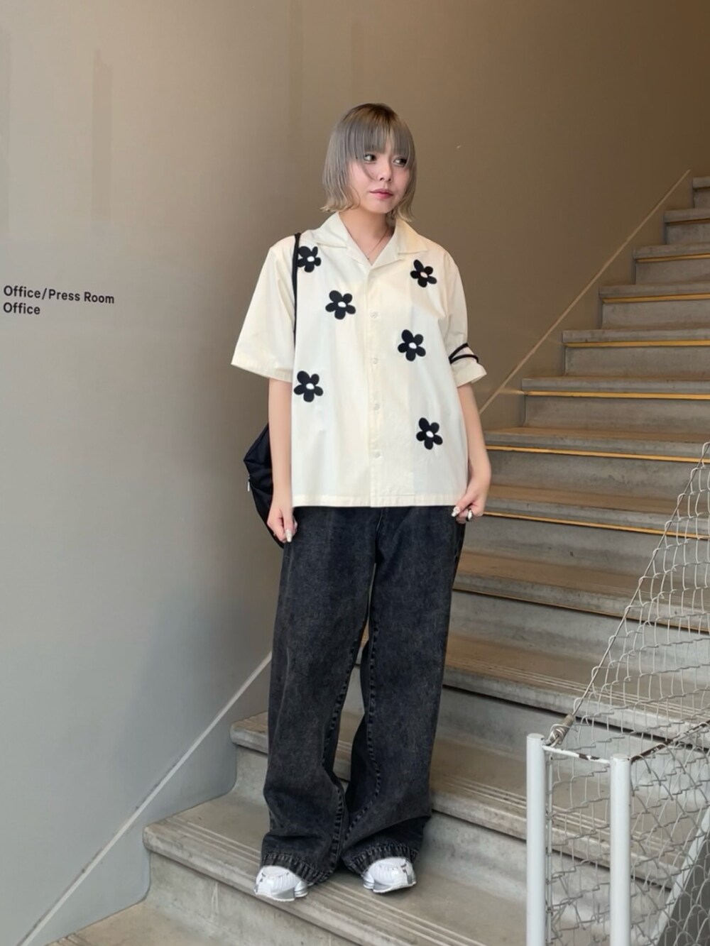 ホワイト系のシャツ/ブラウス、ブラック系のデニムパンツ、ブラック系のバックパック/リュックを着用したレディースの春コーディネートの2枚目の写真