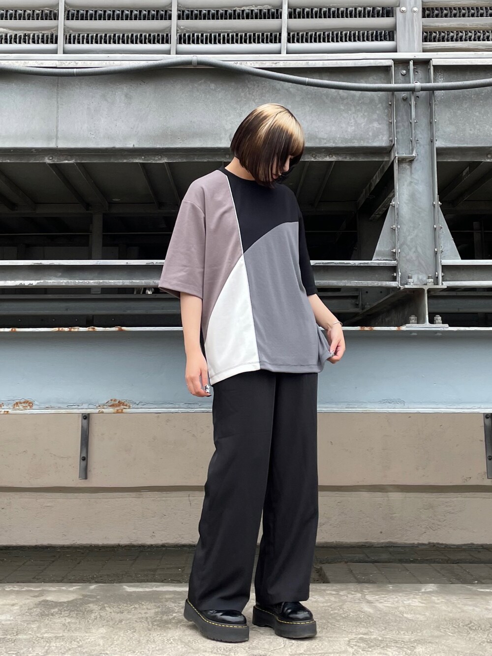 ベージュ系のTシャツ/カットソー、ブラック系のその他パンツを着用したレディースの夏コーディネートの4枚目の写真