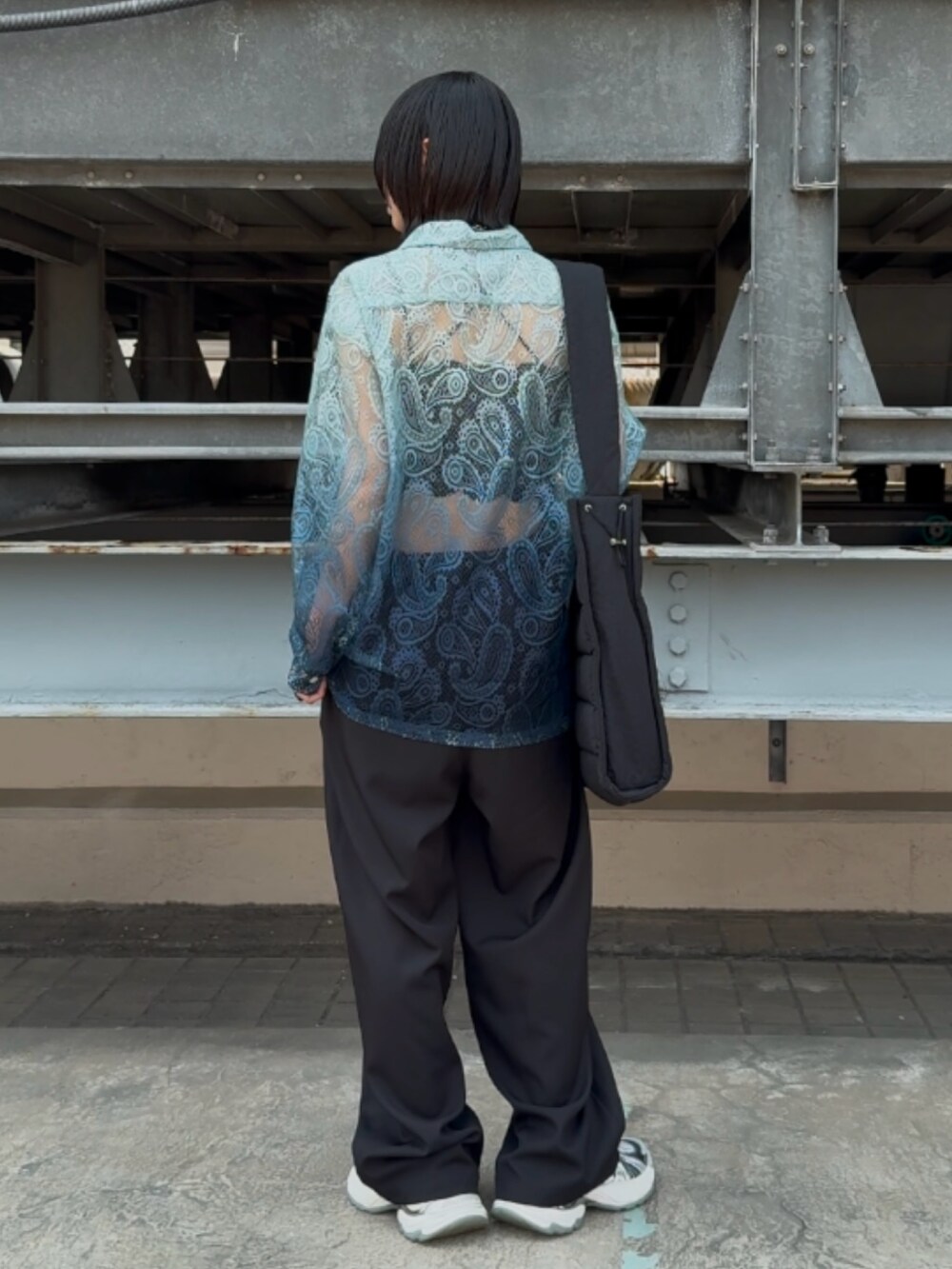 ブルー系のシャツ/ブラウス、ブラック系のその他パンツ、ブラック系のトートバッグを着用したレディースの春コーディネートの3枚目の写真