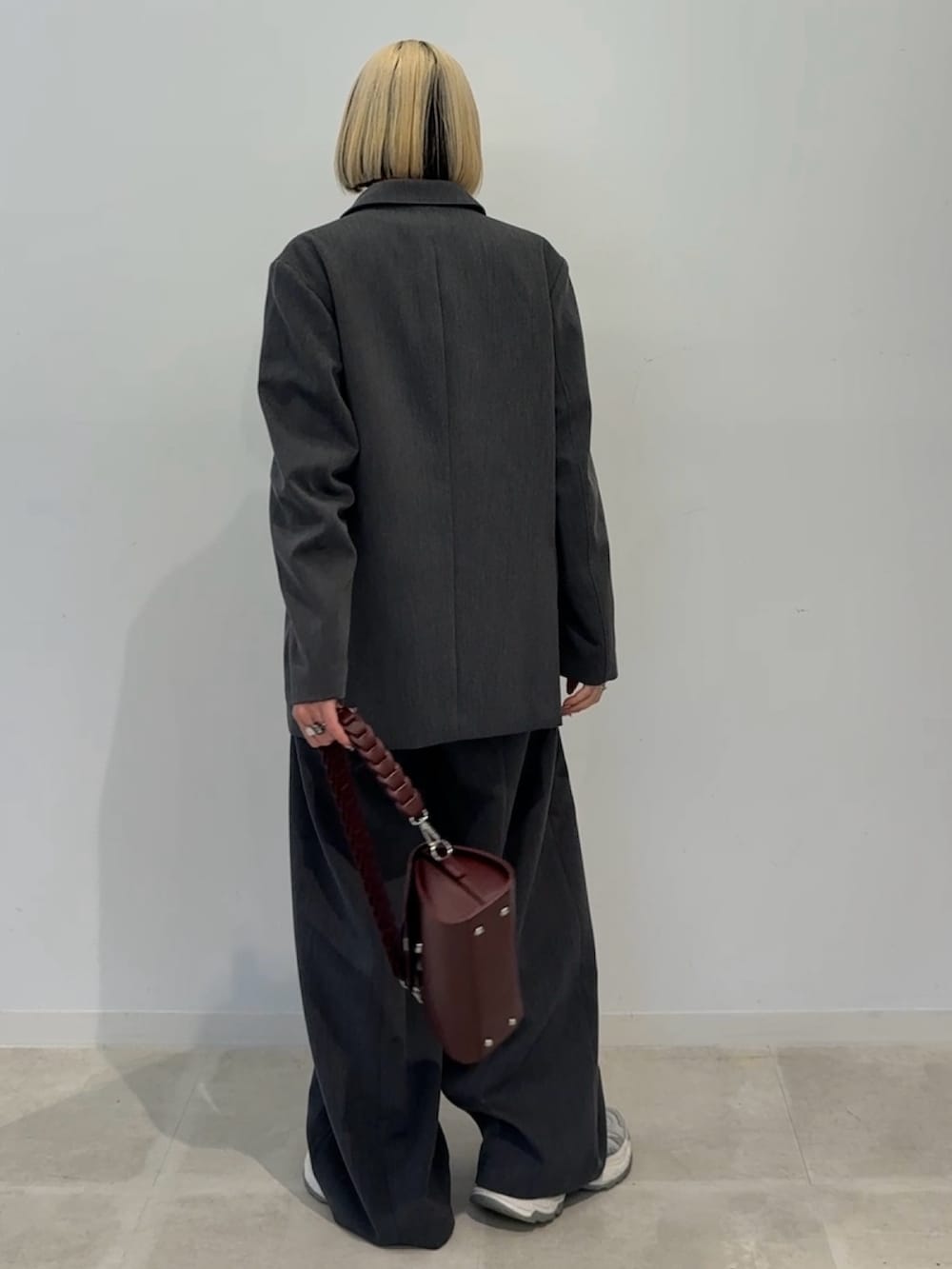 グレー系のその他パンツ、ブラック系のTシャツ/カットソーを着用したレディースの夏コーディネートの3枚目の写真