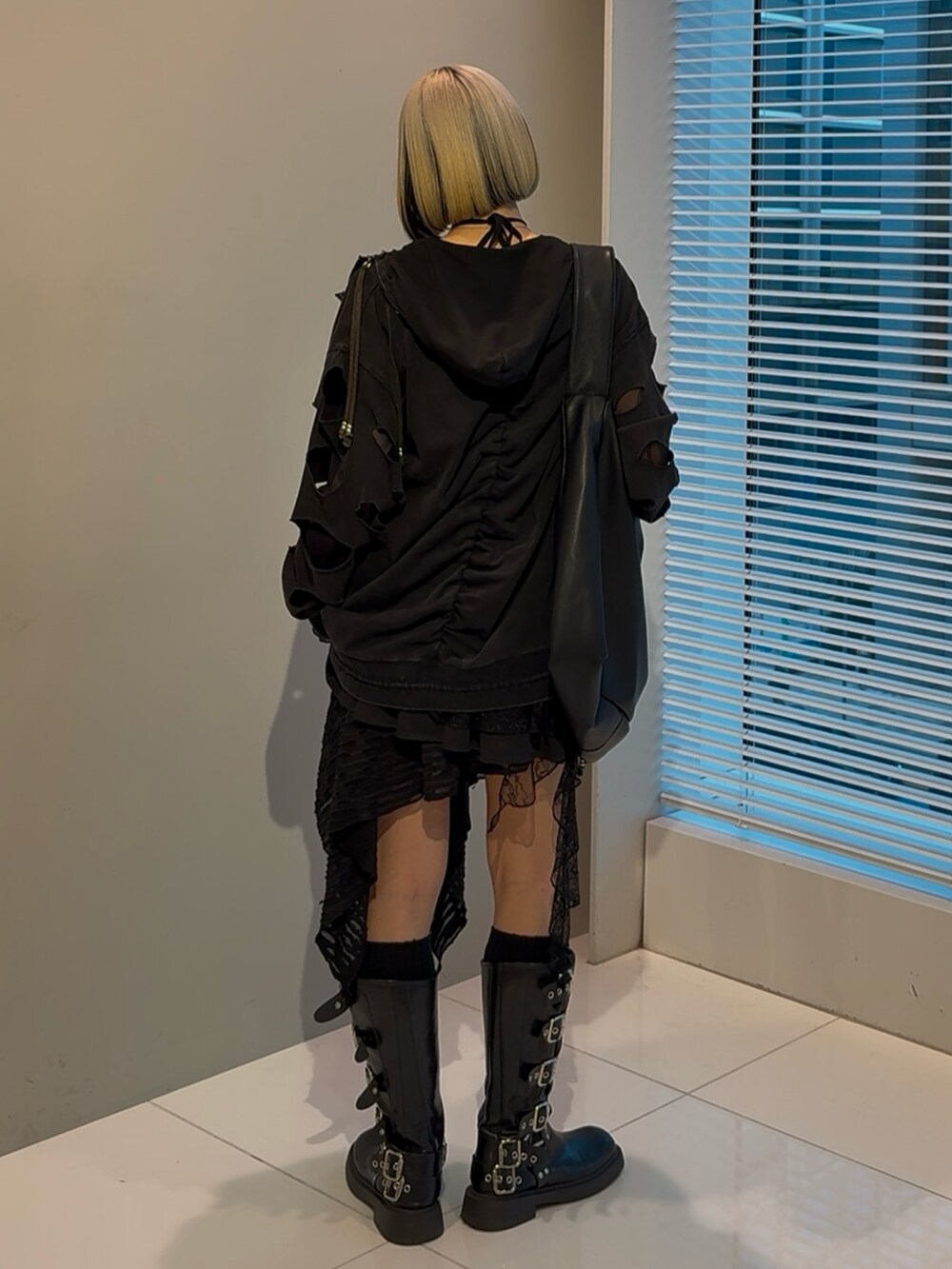 ブラック系のパーカー、ブラック系のパーカー、ブラック系のショルダーバッグを着用したレディースの春コーディネートの2枚目の写真