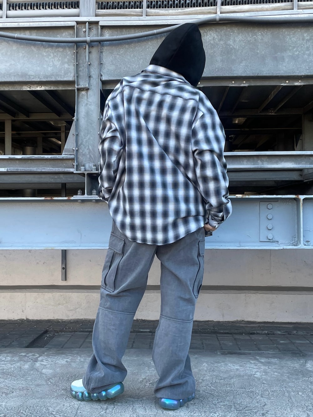 ブラック系のシャツ/ブラウス、グレー系のカーゴパンツを着用したレディースの冬コーディネートの5枚目の写真