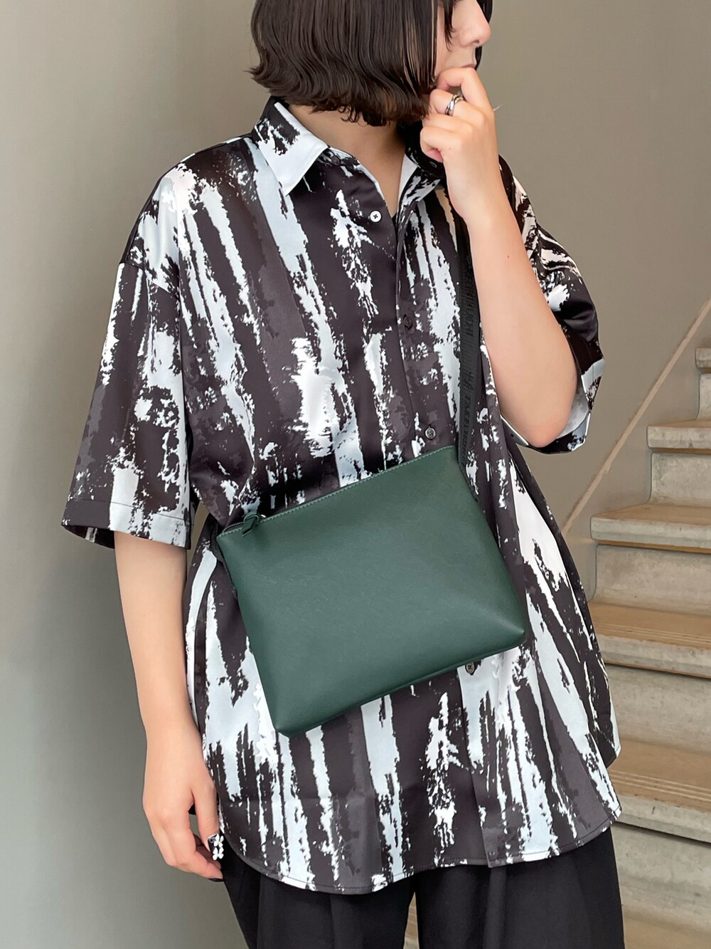 ブラック系のシャツ/ブラウス、グリーン系のショルダーバッグ、ブラック系のその他パンツを着用したレディースの夏コーディネートの3枚目の写真