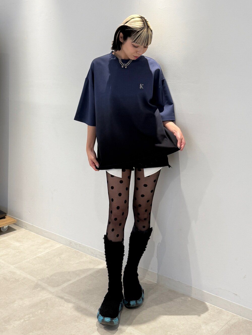 ブルー系のTシャツ/カットソーを着用したレディースの夏コーディネートの2枚目の写真