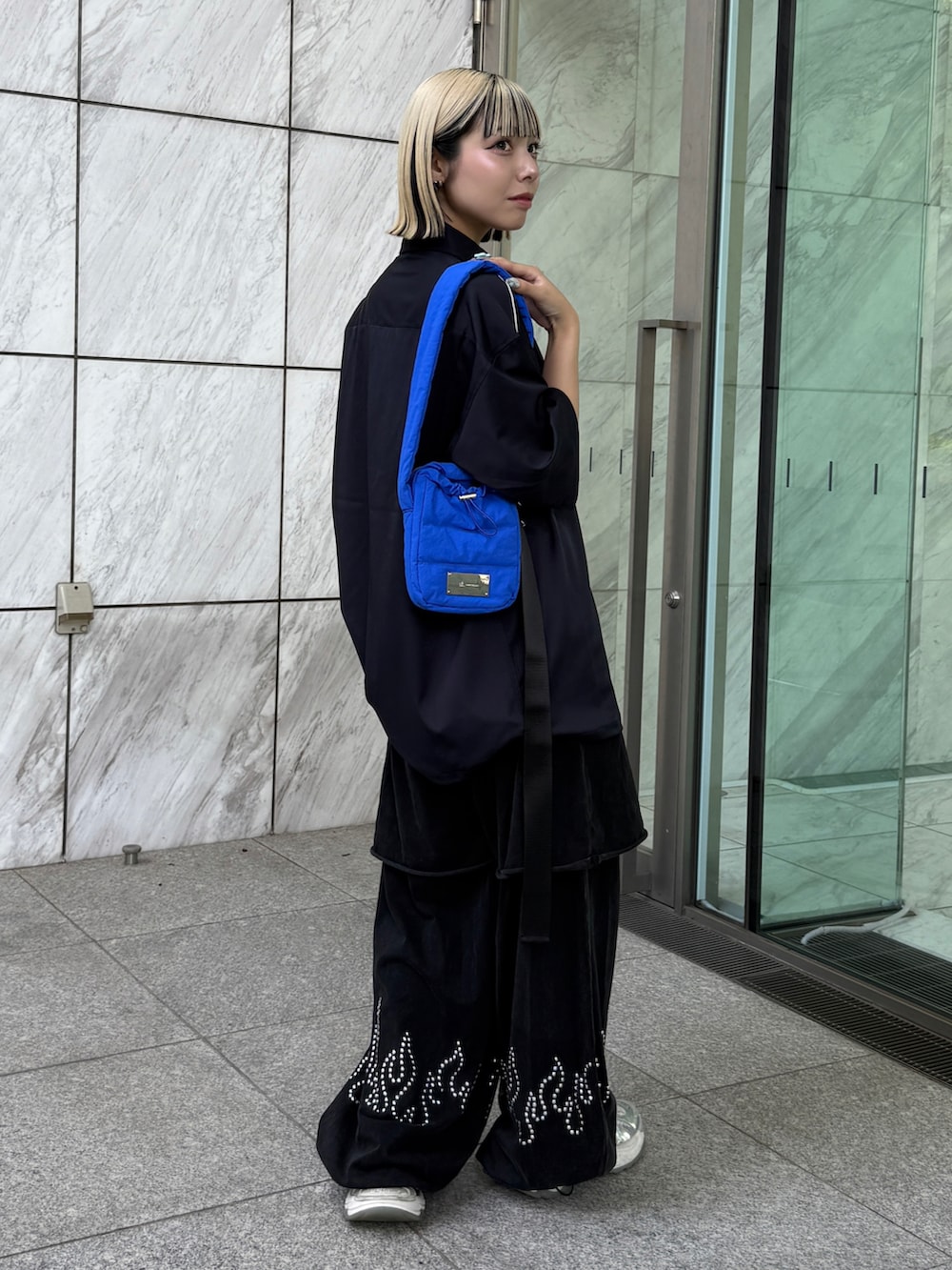 「ラフ、ラフコーデ、ラフスタイル、シャツ、シャツスタイル、スウェットパンツ、スウェット、おでかけコーデ、夏コーデ、初夏コーデ、休日スタイル、tk.TAKEO KIKUCHI」｜「tk.TAKEO KIKUCHIのK’PJT by AOI 『Lightweight Pants』（その他パンツ、ブラック系）」を使った、あおいさん（レディース・159cm）の夏コーディネートの2枚目の写真