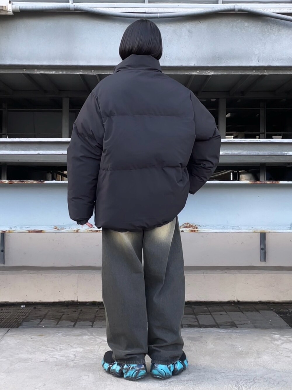 ブラック系のダウンジャケット/コート、ブラック系のデニムパンツ、ブラック系のデニムパンツを着用したレディースの冬コーディネートの4枚目の写真
