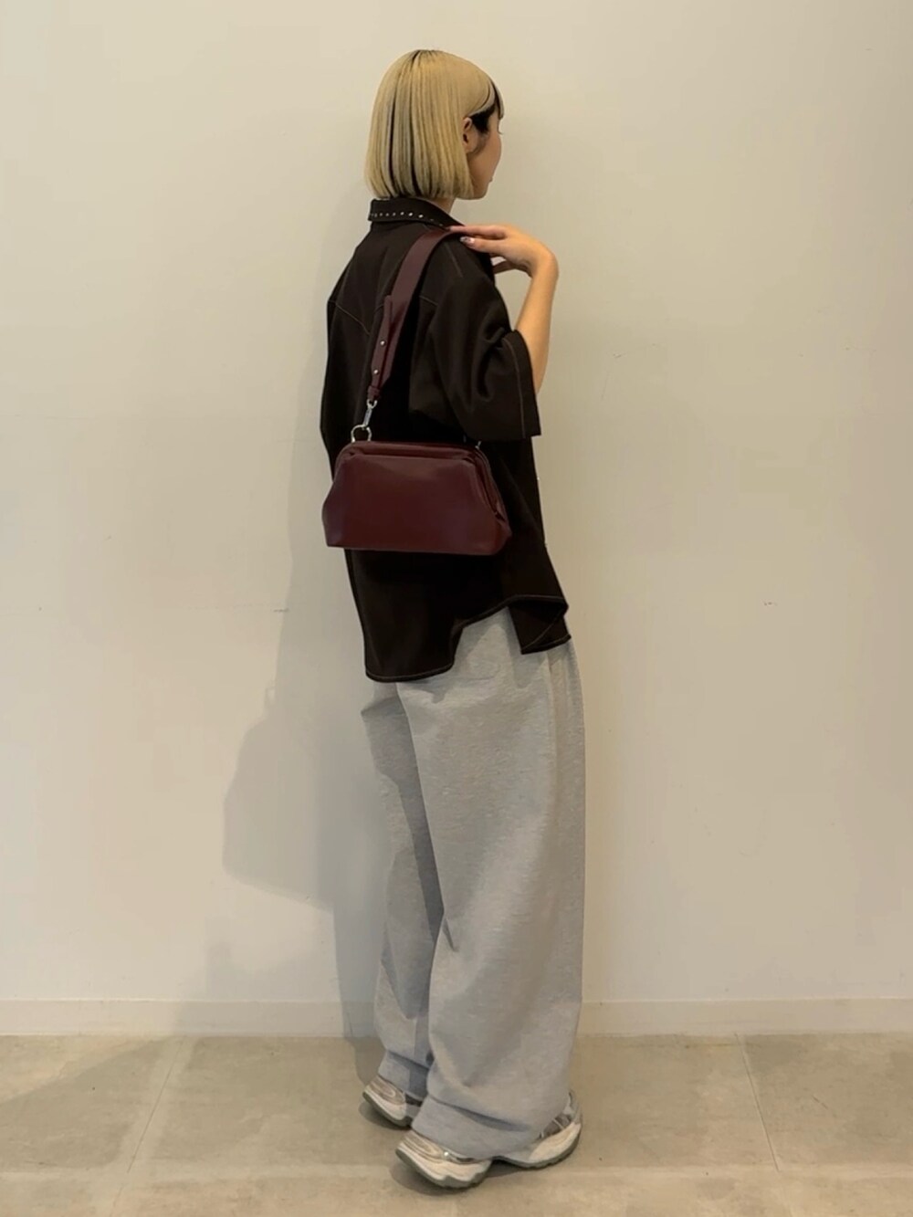 ブラウン系のシャツ/ブラウスを着用したレディースの夏コーディネートの4枚目の写真