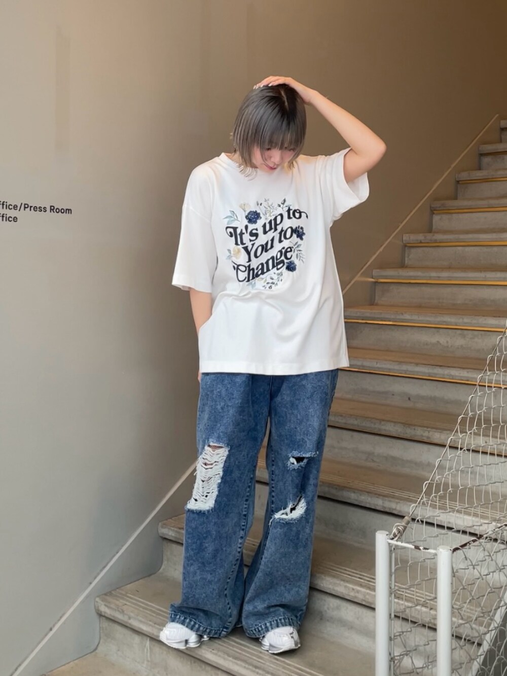 ホワイト系のTシャツ/カットソー、ブルー系のデニムパンツを着用したレディースの春コーディネートの5枚目の写真