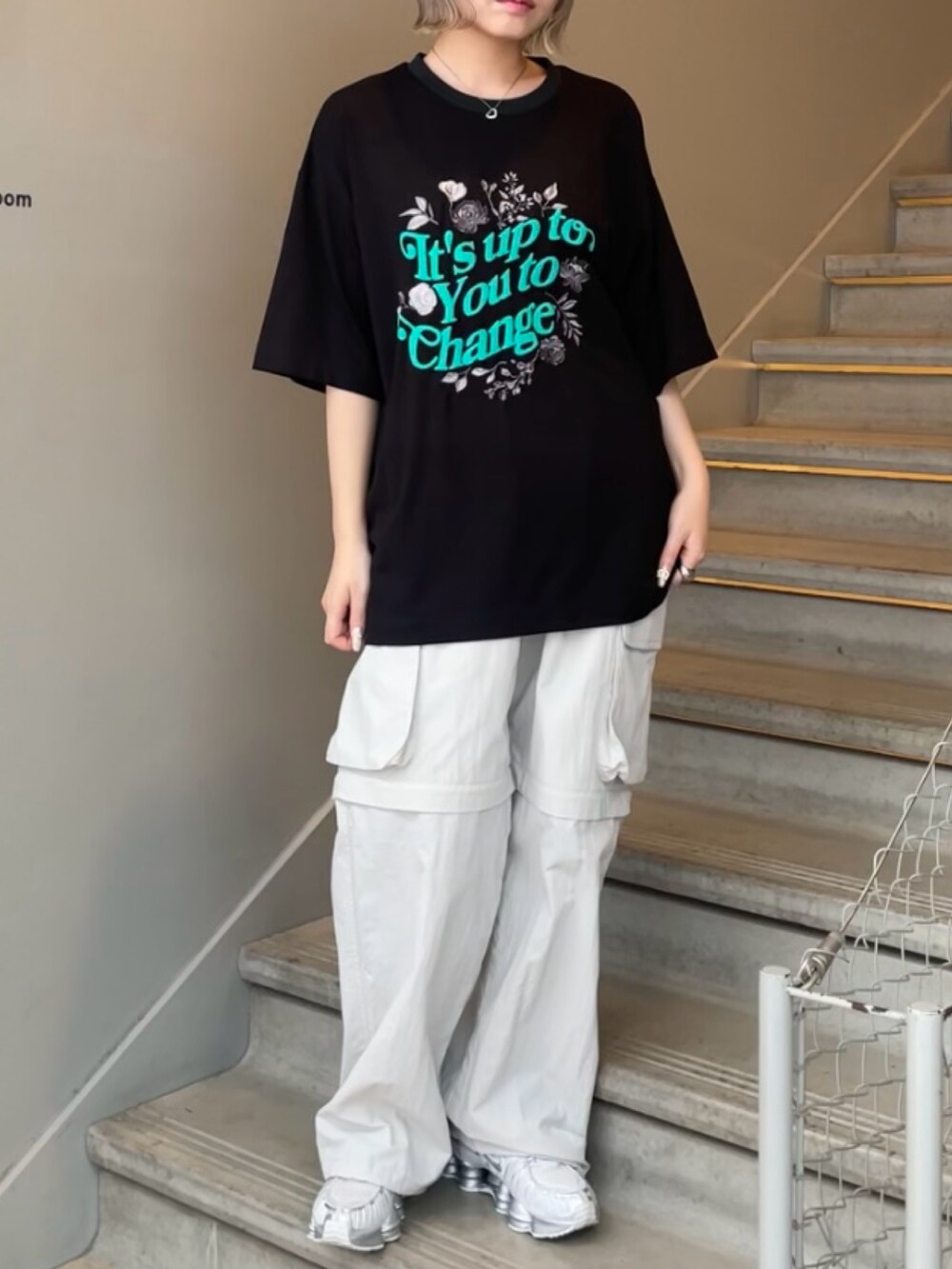 ブラック系のTシャツ/カットソー、グレー系のその他パンツを着用したレディースの春コーディネートの3枚目の写真