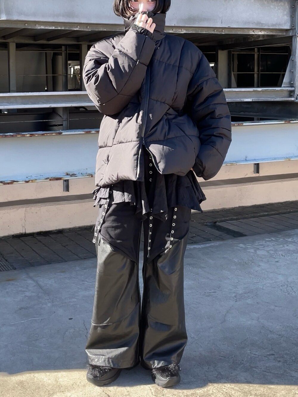 ブラック系のブルゾン、ブラック系のブルゾンを着用したレディースの冬コーディネートの2枚目の写真