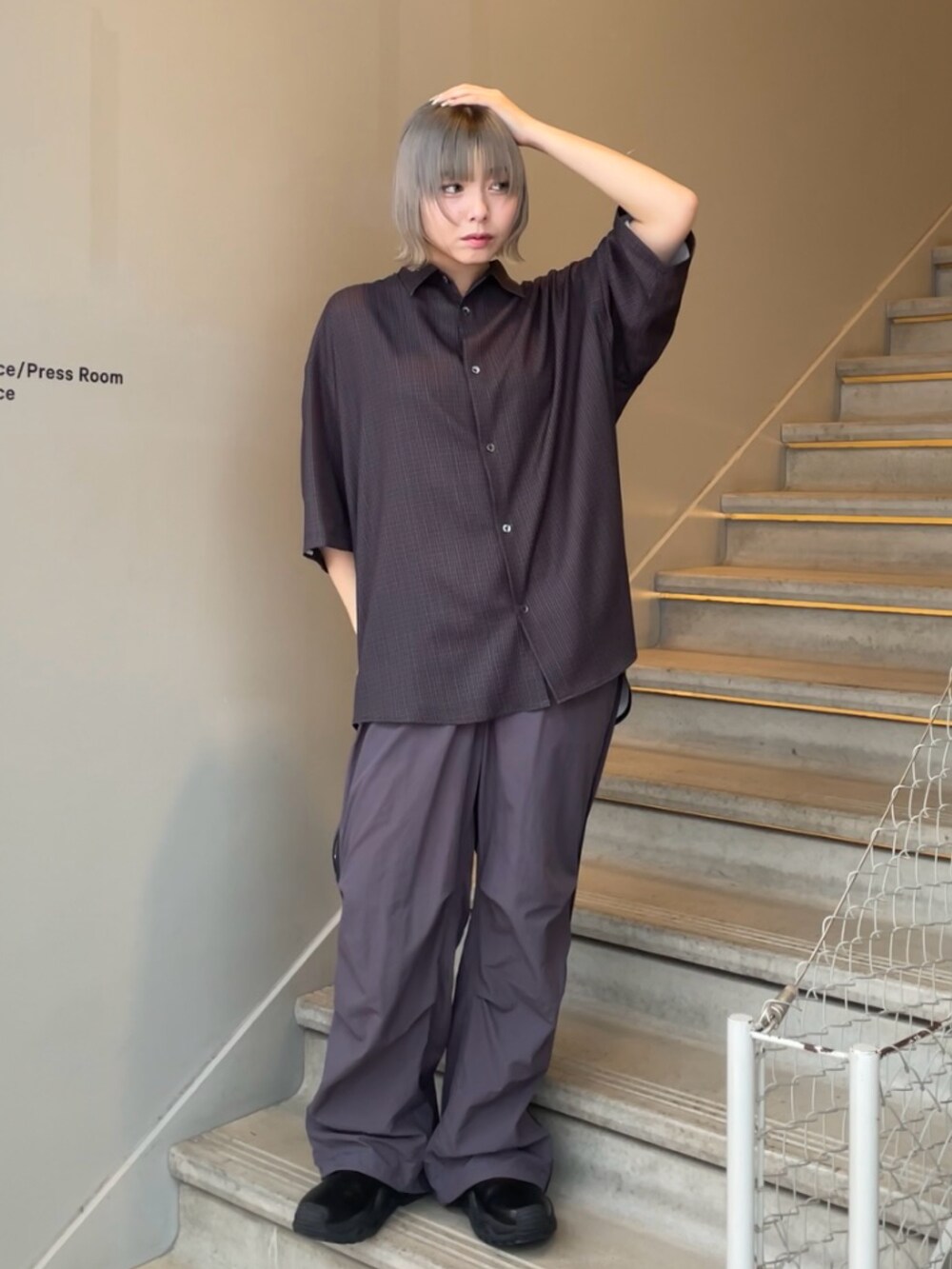 ブラック系のシャツ/ブラウス、グレー系のその他パンツを着用したレディースの春コーディネートの2枚目の写真