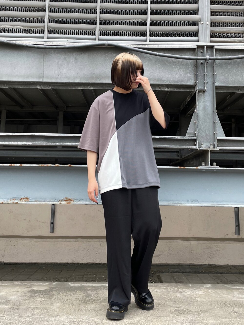 ベージュ系のTシャツ/カットソー、ブラック系のその他パンツを着用したレディースの夏コーディネートの3枚目の写真