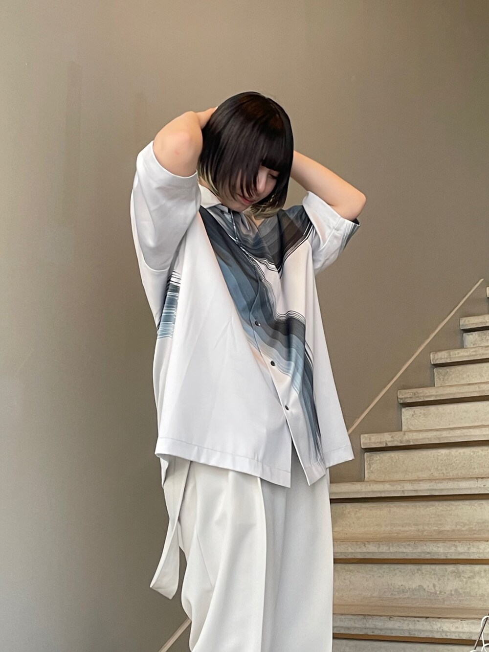 グレー系のシャツ/ブラウス、ホワイト系のその他パンツを着用したレディースの春コーディネートの2枚目の写真