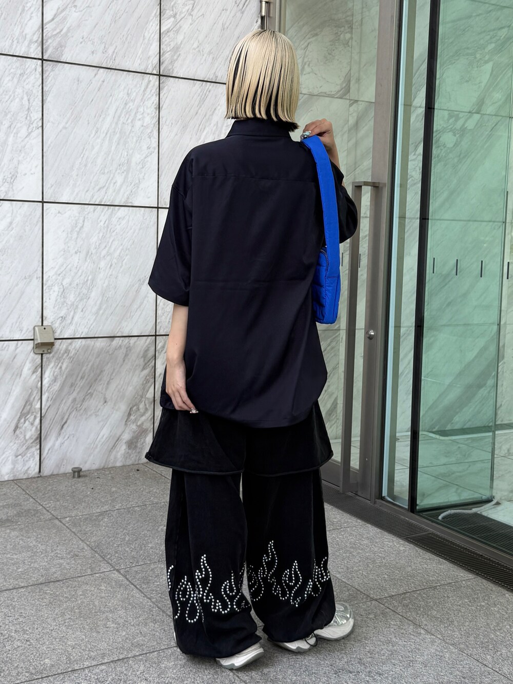 「ラフ、ラフコーデ、ラフスタイル、シャツ、シャツスタイル、スウェットパンツ、スウェット、おでかけコーデ、夏コーデ、初夏コーデ、休日スタイル、tk.TAKEO KIKUCHI」｜「tk.TAKEO KIKUCHIのK’PJT by AOI 『Lightweight Pants』（その他パンツ、ブラック系）」を使った、あおいさん（レディース・159cm）の夏コーディネートの3枚目の写真