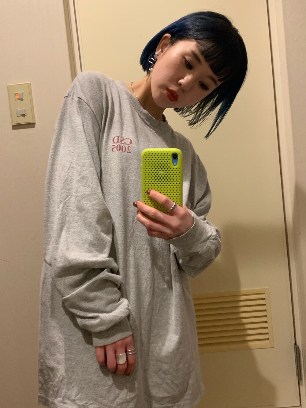 グレー系のTシャツ/カットソー、ブルー系のスラックスを着用したレディースの秋コーディネートの2枚目の写真