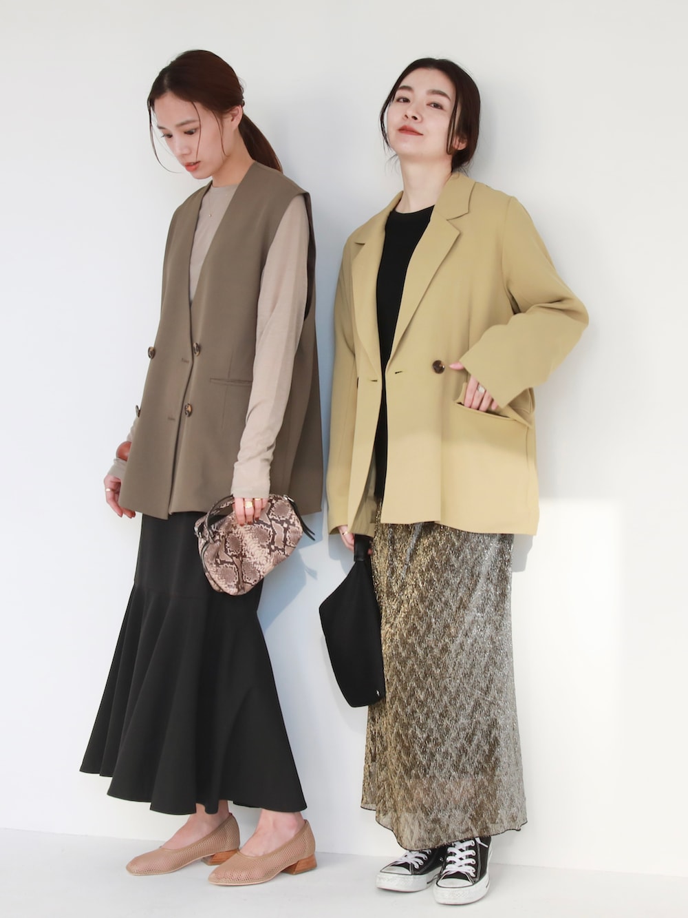 ブラウン系のベスト、グリーン系のテーラードジャケット、ブラック系のTシャツ/カットソーを着用したレディースの春コーディネートの2枚目の写真