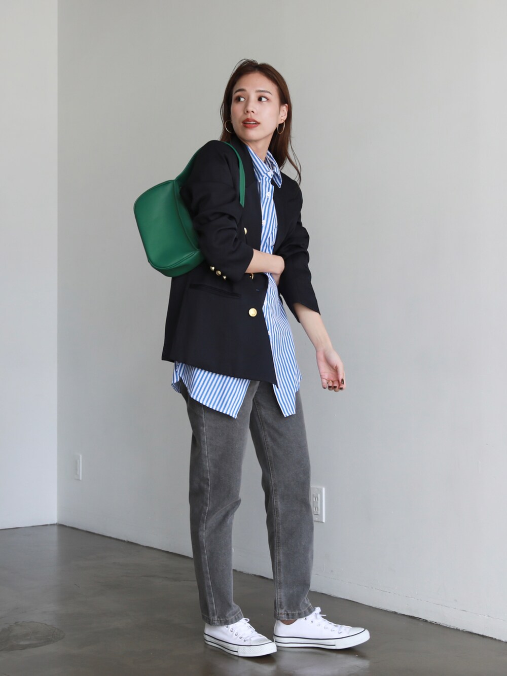 ブルー系のテーラードジャケット、ホワイト系のTシャツ/カットソー、その他のショルダーバッグを着用したレディースの夏コーディネートの2枚目の写真