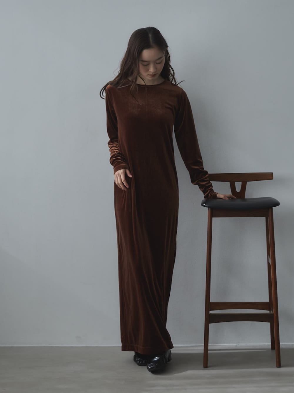 ブラック系のローファー、ブラウン系のワンピース、その他のその他を着用したレディースの冬コーディネートの2枚目の写真