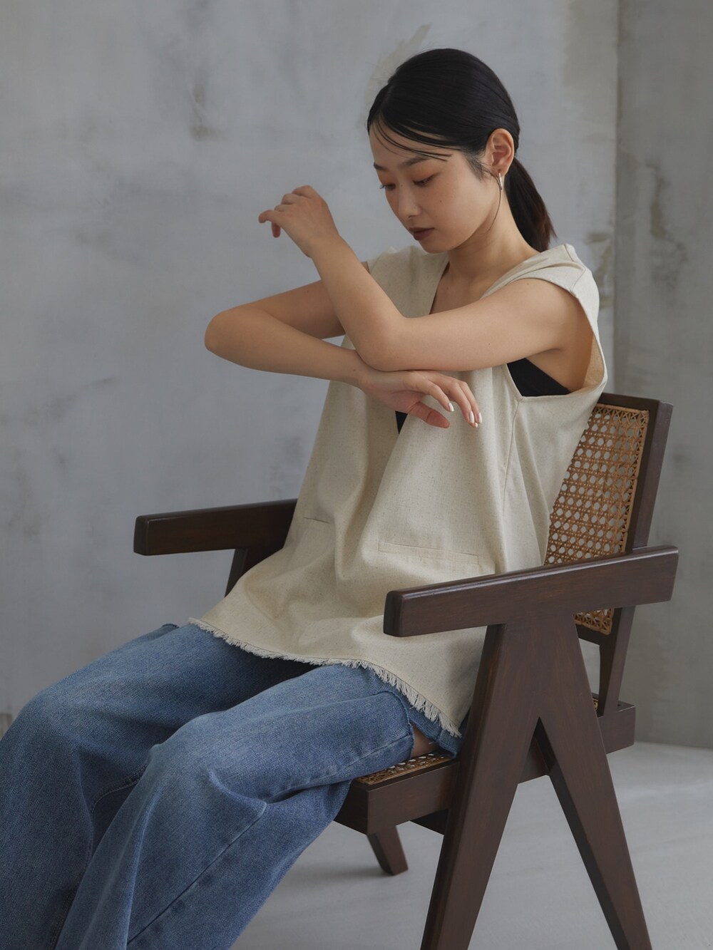 ホワイト系のベスト、ブルー系のデニムパンツ、その他のその他を着用したレディースの夏コーディネートの3枚目の写真