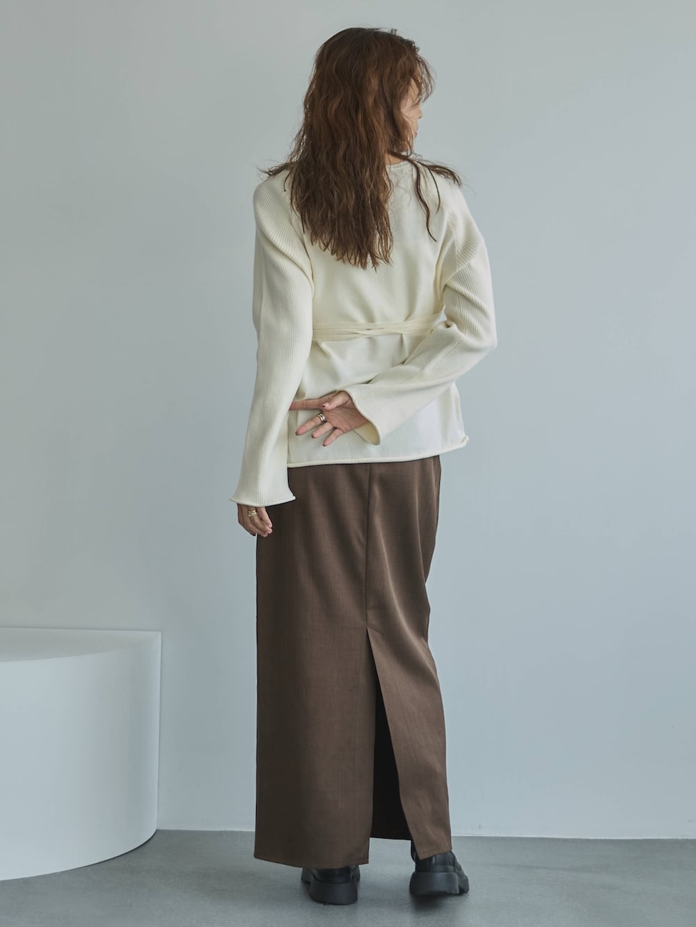 ホワイト系のニット/セーター、ブラウン系のスカート、その他のその他を着用したレディースの秋コーディネートの3枚目の写真