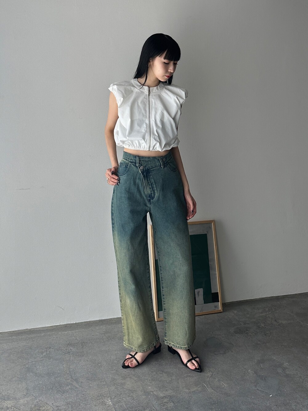 ホワイト系のシャツ/ブラウス、ブルー系のデニムパンツ、ブラック系のサンダルを着用したレディースの夏コーディネートの2枚目の写真