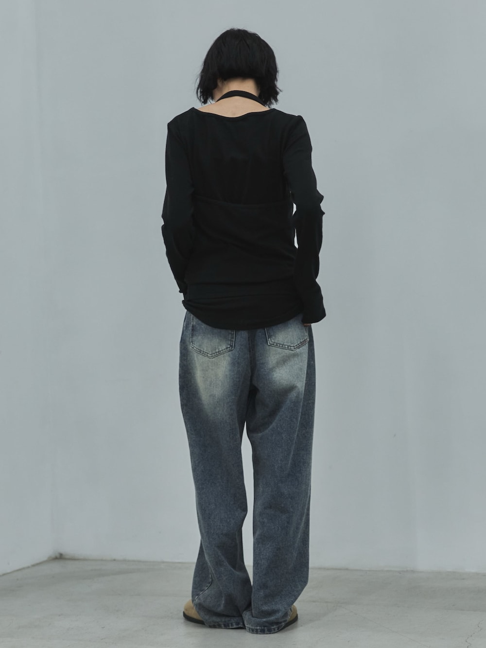 ブラック系のTシャツ/カットソー、ブルー系のデニムパンツ、ベージュ系のその他シューズを着用したレディースの秋コーディネートの3枚目の写真