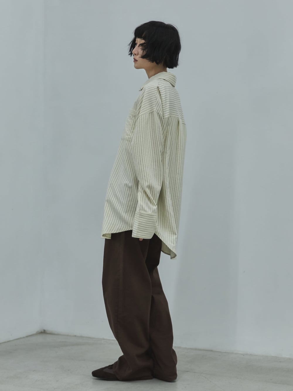 ホワイト系のシャツ/ブラウス、ブラウン系のデニムパンツ、ブラウン系のスニーカーを着用したレディースの秋コーディネートの2枚目の写真