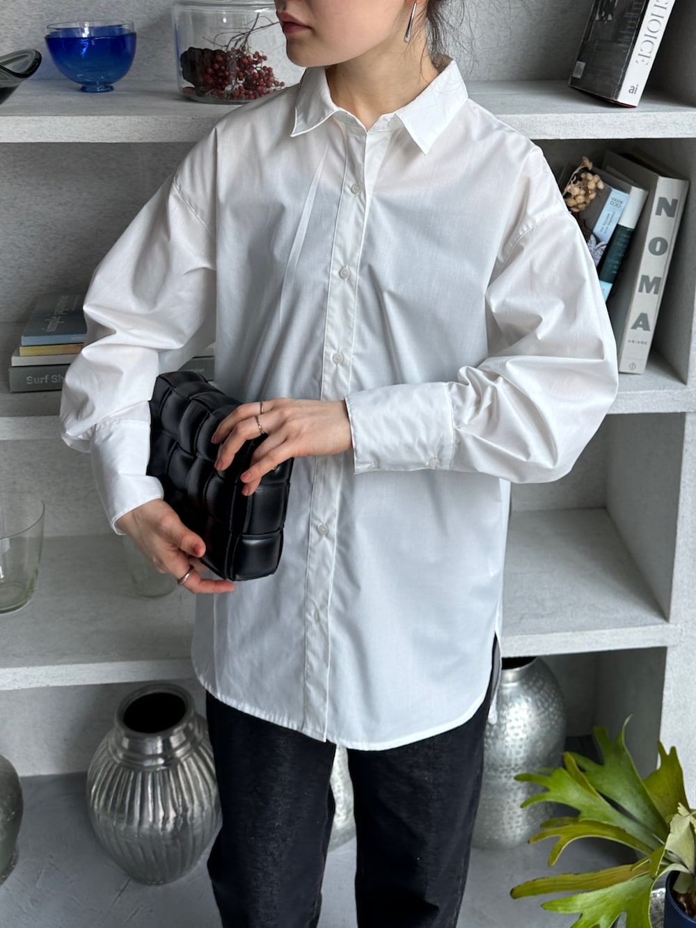 ホワイト系のシャツ/ブラウス、ブラック系のデニムパンツ、その他のその他を着用したレディースの春コーディネートの3枚目の写真