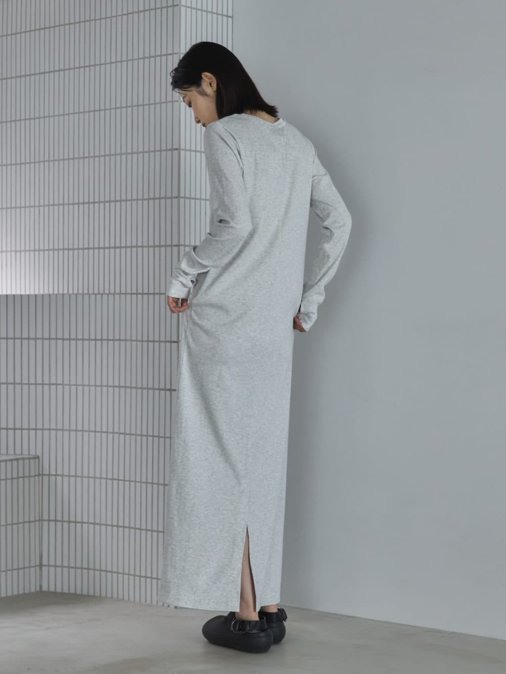 ベージュ系のワンピース、ブラック系のサンダル、その他のその他を着用したレディースの秋コーディネートの3枚目の写真